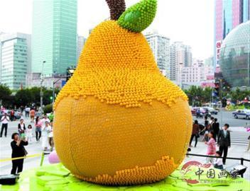 上海"鸭梨"由万只小黄鸭组成 不少被游客拔走