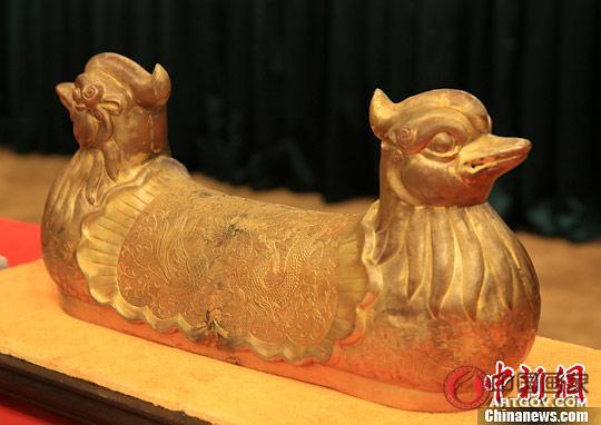 唐代“黄金鸳鸯枕”亮相上海 重达36公斤