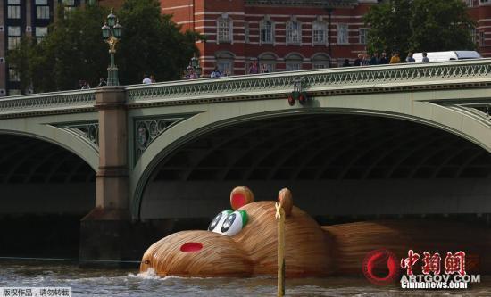 大黄鸭设计者推新作 “大河马”畅游泰晤士河