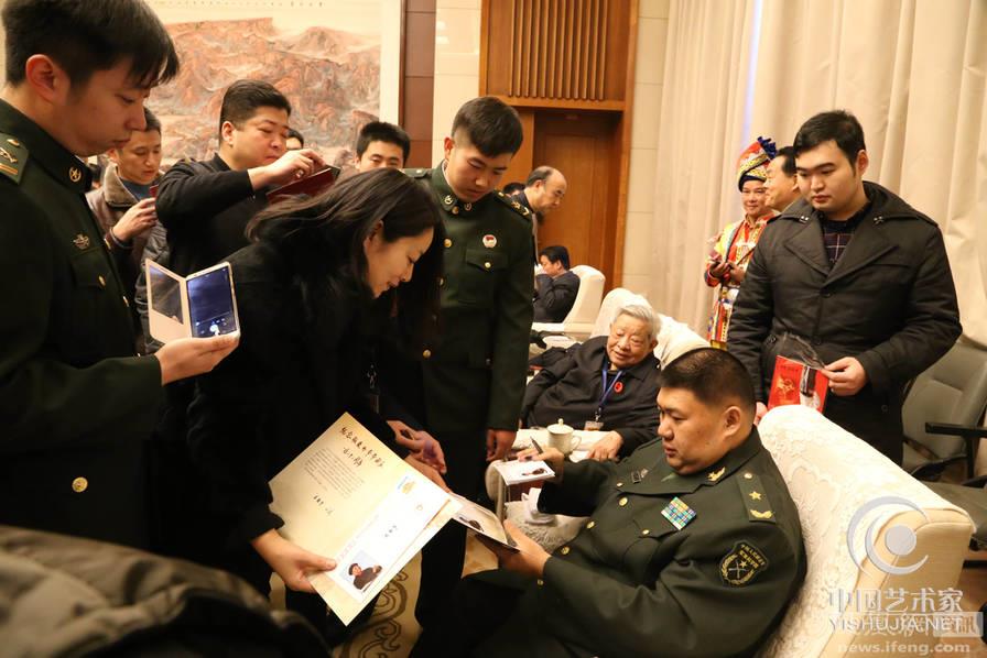 北京，毛新宇与夫人刘滨带领全家来到北京毛主席纪念堂缅怀毛泽东