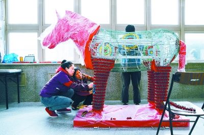 北京灯彩创意“维他命兵马俑” 由3500个药瓶组成