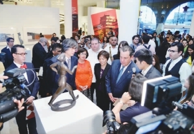    七月八日，“来自中国美术馆的艺术”开幕仪式后，中国美术馆常务副馆长马书林陪同墨方嘉宾参观