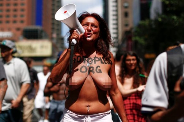 “美国上空日”：纽约女子裸胸游行争权益