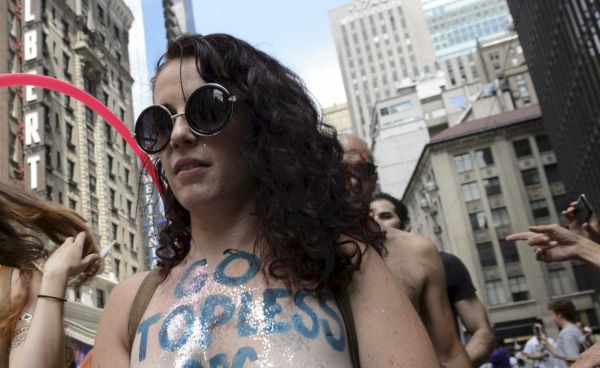 “美国上空日”：纽约女子裸胸游行争权益