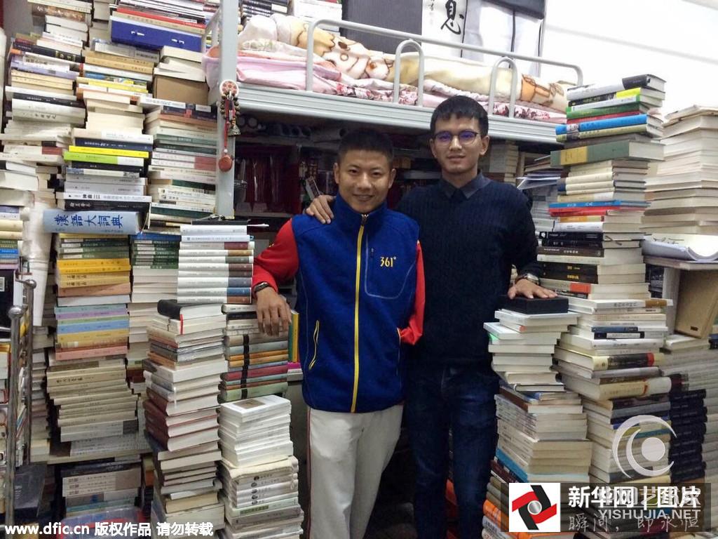 云南师范大学学生李诗白酷爱读书,并不宽敞的学生寝室里,竟堆放了5000多册书籍
