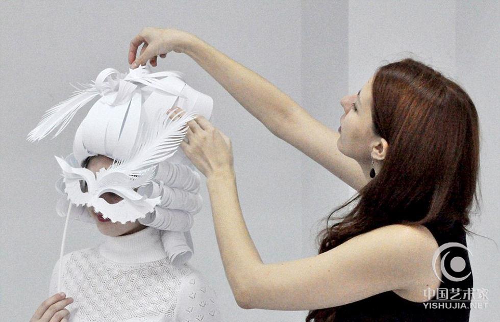 俄艺术家用平板纸做出精美婚纱