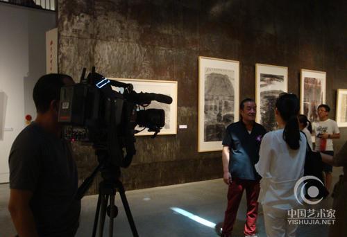 艺术家高泉强于展览现场接受采访