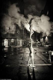 摄影师凌晨3点街头拍男女裸舞