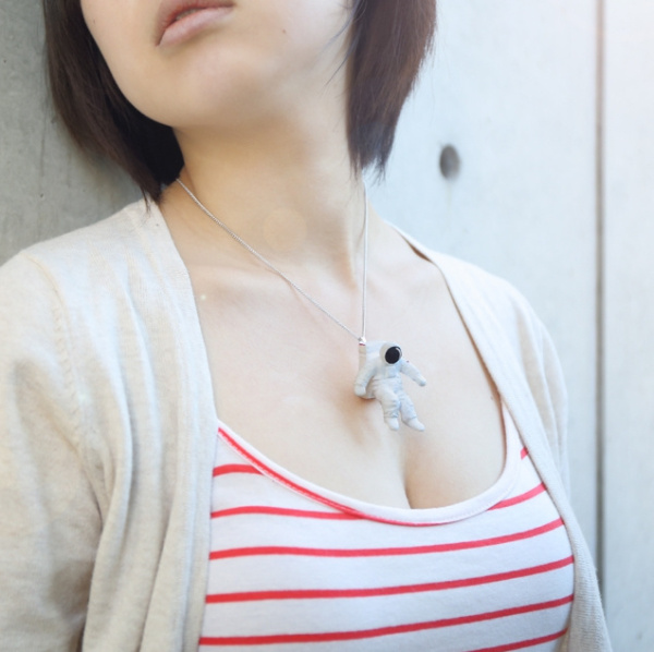 日艺术家设计个性“乳沟”项链受热捧