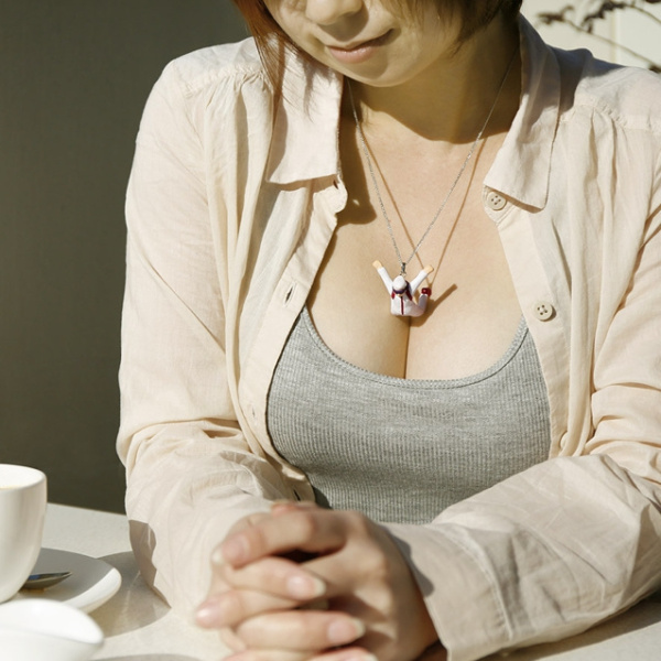 日艺术家设计个性“乳沟”项链受热捧