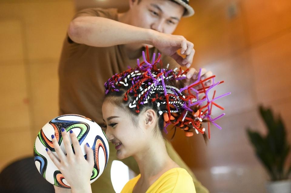 杭州时尚美女剪世界杯创意发型