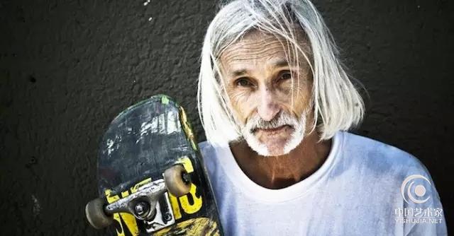 60岁的NEAL UNGER告诉你，玩滑板和年龄无关