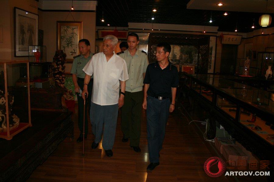 中国艺术家网韩英先生陪同张铚秀将军参观中国艺术家网展厅