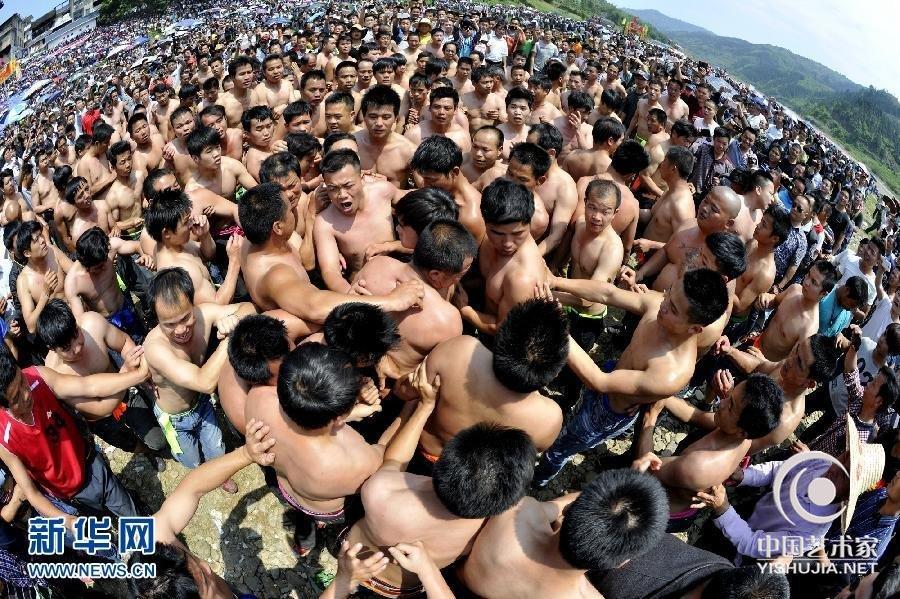 广西庆祝“三月三” 百名男子赤身抢花炮