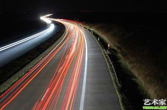 一幅高速公路的照片。S形曲线使得这幅场景简单的照片变得有趣。