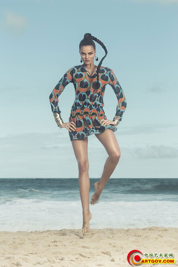 巴西泳装超模Barbara Fialho海边比基尼大秀惊艳美腿，完美曲线性感迷人。