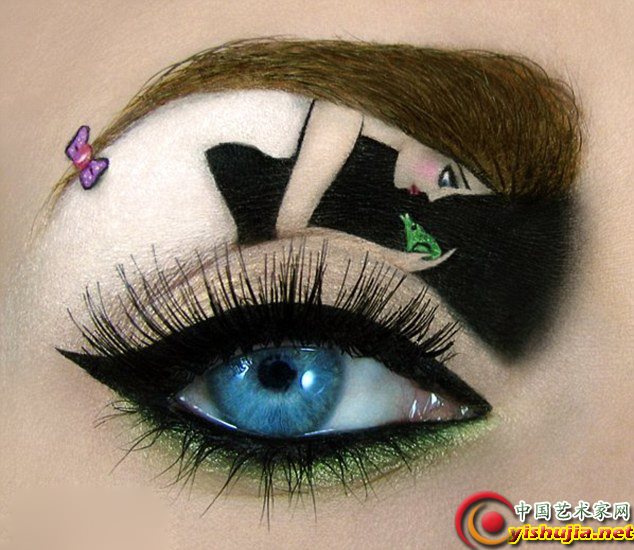 化妆师仅用液体眼线笔和眼影，就在眼皮上创作出了豌豆公主、黑天鹅等一系列美丽图画。